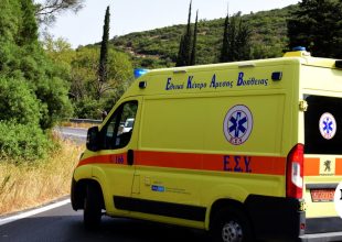 Πάτρα: ΙΧ “καρφώθηκε” σε δέντρο