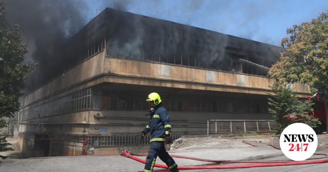 Αιγάλεω: Η φωτιά καίει εδώ και 16 ώρες