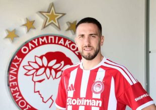 Ολυμπιακός: Ο Φορτούνης είναι ο πρώτος παίκτης που φόρεσε τη νέα ερυθρόλευκη φανέλα για τη σεζόν 2026-27 – Τα κλικ από την παρουσίαση