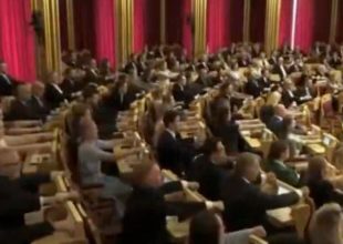 Μουντιάλ 2026: Οι Νορβηγοί βουλευτές μιμήθηκαν τους Βίκινγκς κάνοντας “κουπί” μέσα στο κοινοβούλιο μετά τη νίκη επί του Ιράκ