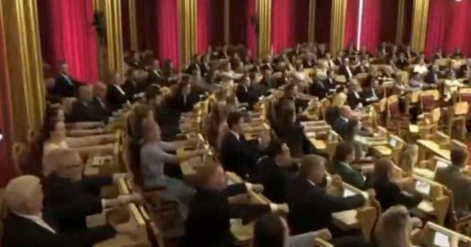 Μουντιάλ 2026: Οι Νορβηγοί βουλευτές μιμήθηκαν τους Βίκινγκς κάνοντας “κουπί” μέσα στο κοινοβούλιο μετά τη νίκη επί του Ιράκ
