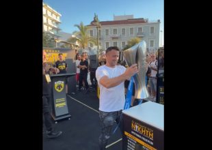 ΑΕΚ: H κούπα της πρωταθλήτριας έφτασε στην Πάτρα μέσα σε αποθέωση (VIDEO)