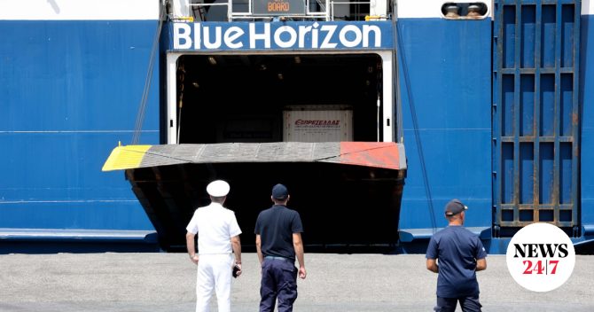 Απομακρύνθηκε το μνημείο του Αντώνη Καρυώτη από τον Πειραιά