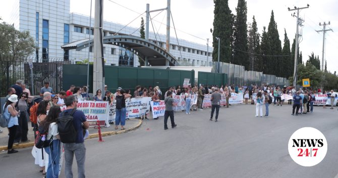 Διαμαρτυρία δασκάλων στο υπουργείο Παιδείας ενάντια στις περικοπές στους διορισμούς και τα νέα βιβλία με διαδικασίες εξπρές