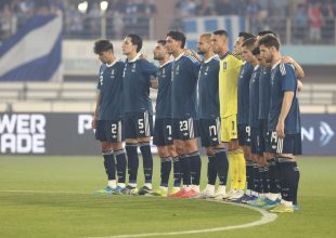 Ελλάδα – Ιταλία: Ενός λεπτού σιγή στη μνήμη του Μάριου Οικονόμου τηρήθηκε πριν τη σέντρα του αγώνα