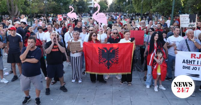 Διαμαρτυρία Αλβανών στο Σύνταγμα κατά του επενδυτικού σχεδίου Κούσνερ