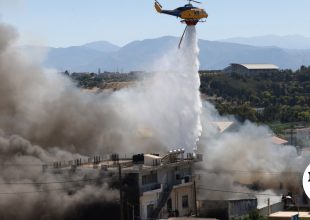 Ηράκλειο: Καλύτερη η εικόνα από τη φωτιά στην αποθήκη ξυλείας – Ζημιές σε