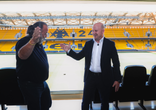 Φωτογραφίες απ’ τις υπογραφές του Νίκολιτς για την επέκταση του συμβολαίου του