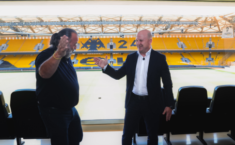 Φωτογραφίες απ’ τις υπογραφές του Νίκολιτς για την επέκταση του συμβολαίου του