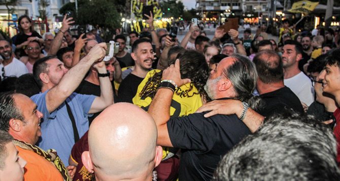 Κιτρινόμαυρη γιορτή στην Καλαμάτα για το τρόπαιο της πρωταθλήτριας ΑΕΚ! (PICS) Κιτρινόμαυρη γιορτή στην Καλαμάτα για το τρόπαιο της πρωταθλήτριας ΑΕΚ! (PICS)