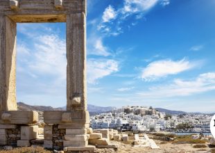 Νάξος: Έπιπλα σαλονιού πάνω στην αμμουδιά