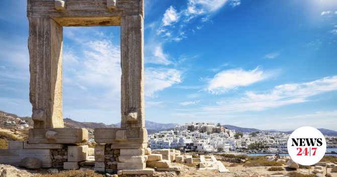 Νάξος: Έπιπλα σαλονιού πάνω στην αμμουδιά