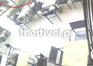 Θεσσαλονίκη: Η στιγμή που το λεωφορείο παρασέρνει την 24χρονη