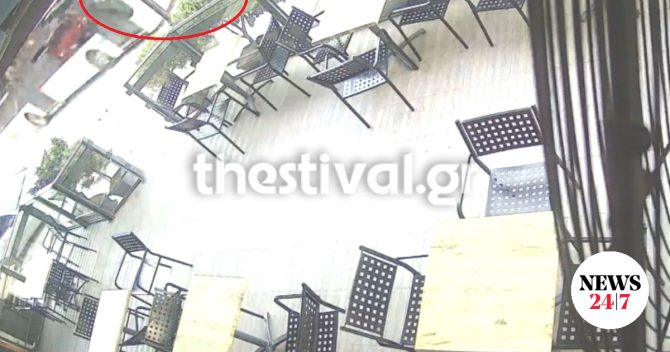 Θεσσαλονίκη: Η στιγμή που το λεωφορείο παρασέρνει την 24χρονη