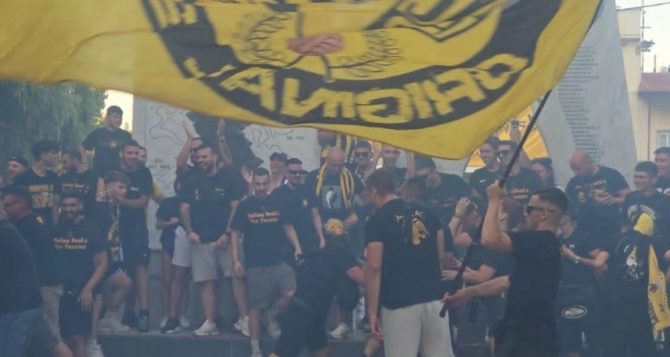 Πάρτι τίτλου στη Νέα Πέραμο – Ατμόσφαιρα γηπέδου για την κούπα της ΑΕΚ