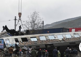 Τέμπη: “Η συγκάλυψη σε πλήρη εξέλιξη” – Οργή συγγενών για την επ’ αόριστον αναβολή στη δίκη της 717
