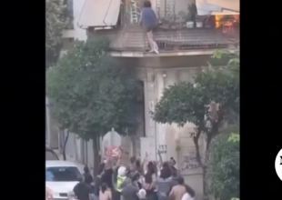 Καλλιθέα: Βίντεο ντοκουμέντο – Η στιγμή που η γυναίκα πηδά από το μπαλκόνι και σώζεται από πολίτες