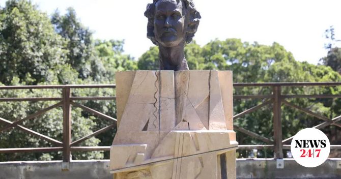 Ηράκλειο: Ξανά στη θέση της η προτομή του Νίκου Ξυλούρη