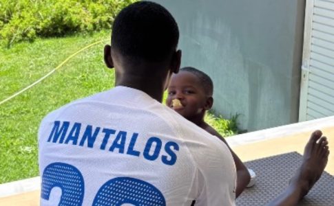 Στιγμές χαλάρωσης για τον Ζίνι με φανέλα Μάνταλου από την Εθνική (ΦΩΤΟ)
