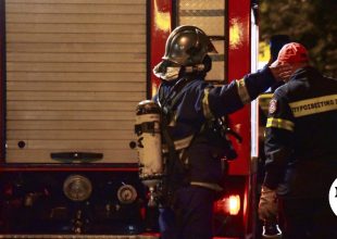Τραγωδία στον Βόλο: Νεκρός ηλικιωμένος μετά από φωτιά στο σπίτι του