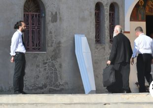 Άργος: Θρήνος στην κηδεία του 20χρονου που πυροβολήθηκε από αστυνομικούς