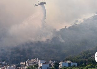 Συγκλονιστικές εικόνες από τις φωτιές σε Περιφερειακή Αιγάλεω και Χαϊδάρι – Ρίψεις νερού πάνω από τα σπίτια