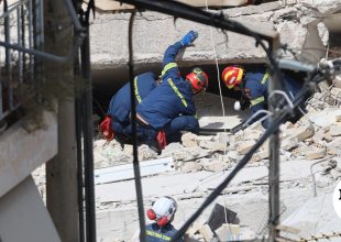 Πετράλωνα: “Και η Πίζα γέρνει, αλλά δεν πέφτει” – Τι καταγγέλλουν οι ένοικοι για το συνεργείο