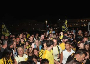 Αποθέωση για το Τρόπαιο της ΑΕΚ στη Σαντορίνη (pics)