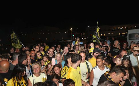 Αποθέωση για το Τρόπαιο της ΑΕΚ στη Σαντορίνη (pics)