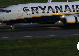 Μυστήριο με το σπασμένο τζάμι στο Boeing της Ryanair: Πώς σώθηκε ο επιβάτης, τι εξετάζουν οι αρχές