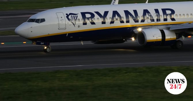 Μυστήριο με το σπασμένο τζάμι στο Boeing της Ryanair: Πώς σώθηκε ο επιβάτης, τι εξετάζουν οι αρχές