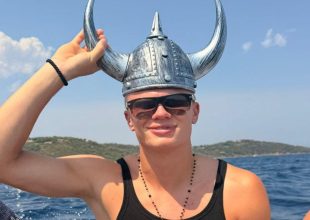 Χάλαντ: Γιόρτασε τα 26α γενέθλιά του σε κρουαζιέρα στη Σαρδηνία με ένα γιγαντιαίο γεύμα και φωτογραφήθηκε με κράνος Βίκινγκ