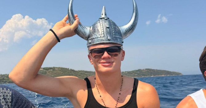 Χάλαντ: Γιόρτασε τα 26α γενέθλιά του σε κρουαζιέρα στη Σαρδηνία με ένα γιγαντιαίο γεύμα και φωτογραφήθηκε με κράνος Βίκινγκ