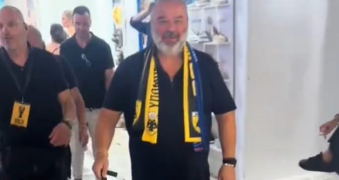 Εκπληκτικό VIDEO: Ο Μάριος Ηλιόπουλος έβγαλε βόλτα πανέμορφη σκυλίτσα στη Μύκονο! Εκπληκτικό VIDEO: Ο Μάριος Ηλιόπουλος έβγαλε βόλτα πανέμορφη σκυλίτσα στη Μύκονο!