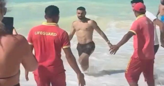 Μοχάμεντ Σαλάχ: Πήγε να βγει από τη θάλασσα και δεκάδες θαυμαστές τον περικύκλωσαν για μια φωτογραφία