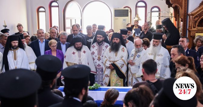 Ρέθυμνο: Ανείπωτη θλίψη στο τελευταίο “αντίο” στον 25χρονο πυροσβέστη