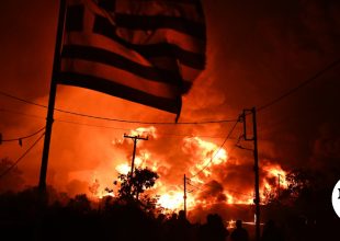 Εικόνες ολικής καταστροφής από τη φωτιά στο Ωραιόκαστρο