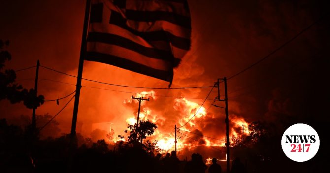 Εικόνες ολικής καταστροφής από τη φωτιά στο Ωραιόκαστρο