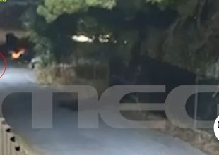 Η στιγμή που 50χρονος βάζει φωτιά στην Άνοιξη