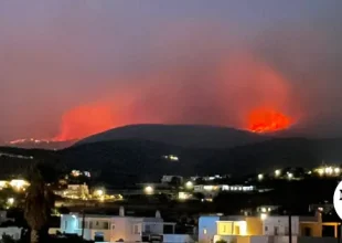 Φωτιά στην Πάρο: Ολονύχτια μάχη με τις φλόγες και τους ανέμους