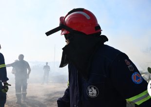 Φωτιά στις Αχαρνές Αττικής – Επιχειρούν επίγεια και εναέρια μέσα