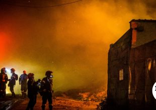 Δραματική νύχτα στο Ωραιόκαστρο Θεσσαλονίκης: Στις φλόγες εργοστάσια, εκκενώσεις οικισμών