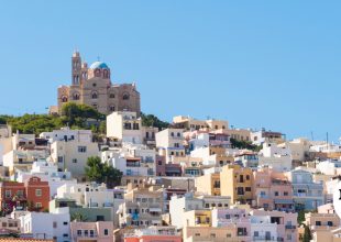 Σύρος: Θρίλερ με τη 41χρονη που μαχαιρώθηκε πισώπλατα – Τι ισχυρίζεται το ζευγάρι που κρατείται