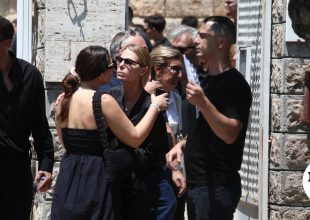 Συγκλόνισε ο γιος του Καριέρε στον επικήδειο: “Μου είχες υποσχεθεί ότι θα κακομάθεις τα εγγόνια σου”