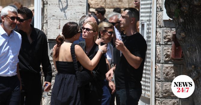 Συγκλόνισε ο γιος του Καριέρε στον επικήδειο: “Μου είχες υποσχεθεί ότι θα κακομάθεις τα εγγόνια σου”