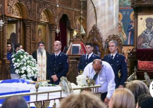 Αγρίνιο: Θρήνος στην κηδεία του 27χρονου πυροσβέστη που έχασε τη ζωή του στο Γύθειο