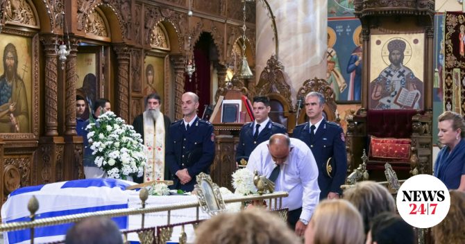 Αγρίνιο: Θρήνος στην κηδεία του 27χρονου πυροσβέστη που έχασε τη ζωή του στο Γύθειο