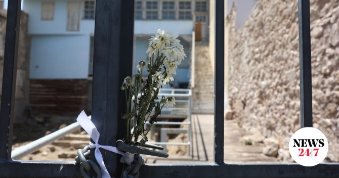 Λουλούδια και συγκινητικά μηνύματα για τη Μάρω Κοντού στην “οικία Κοκοβίκου”