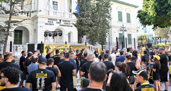 Χαμός στη Λεμεσό για το Τρόπαιο της Πρωταθλήτριας Χαμός στη Λεμεσό για το Τρόπαιο της Πρωταθλήτριας