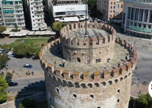 Θεσσαλονίκη: Άδειασαν διαμέρισμα και πέταξαν καναπέδες και έπιπλα στο πεζοδρόμιο